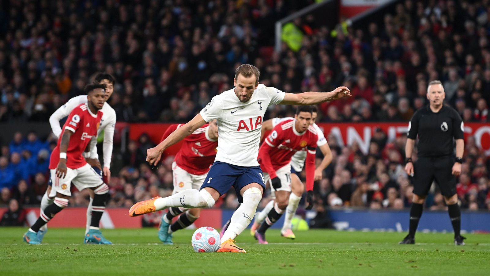 Man united vs tottenham. Кейн Тоттенхэм. Harry Kane Manchester United. Аякс Тоттенхэм 2 3 2019. Большой Манчестер.