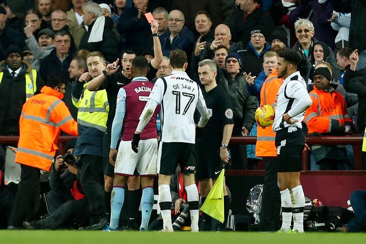 Leandro Bacuna fær hér að líta rauða spjaldið.