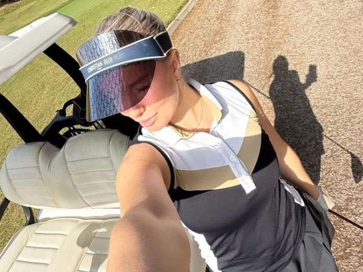 Birgitta mætti í smart dressi á golfvöllinn.