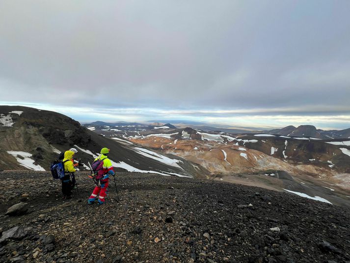 Um 130 manns eru að leit.