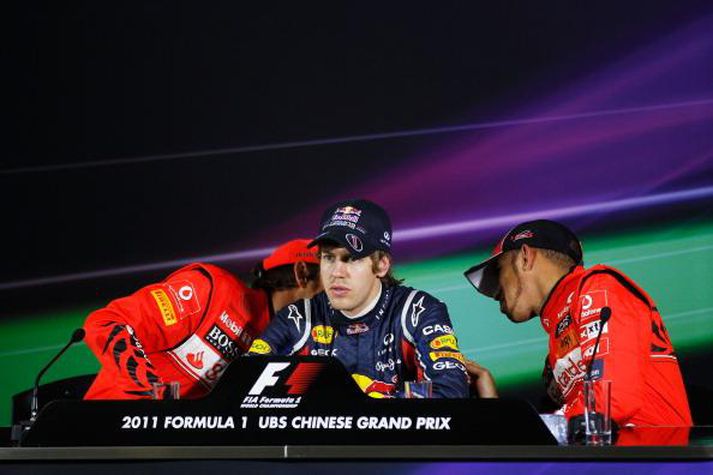 Sebastian Vettel á fréttamannafundinum eftir tímatökuna og Lewis Hamilton og Jenson Button stinga saman nefjum við hlið hans.