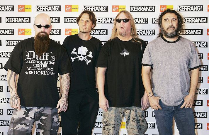 samheldinn hópur Jeff Hanneman, gítarleikari Slayer, var bitinn af könguló í febrúar. Hljómsveitin hyggst ekki taka upp nýja plötu fyrr en hann jafnar sig.