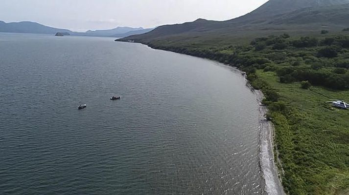 Bátar og þyrlur leita að flaki þyrlunnar sem fórst í Kurile-vatni á Kamtjatkaskaga í dag. Vatnið situr í gömlum eldfjallagíg og er meira en 300 metra djúpt þar sem það er dýpst.