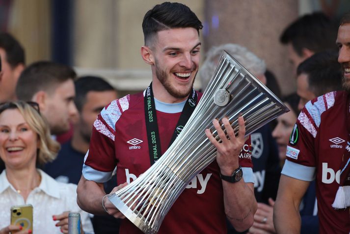 Declan Rice með Evrópubikar West Ham