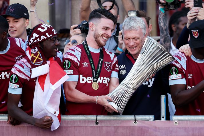 Declan Rice með Sambandsdeildarbikarinn sem West Ham vann á tímabilinu.