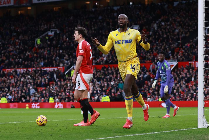 Jean-Philippe Mateta fagnar marki sínu fyrir Crystal Palace á Old Trafford í dag.