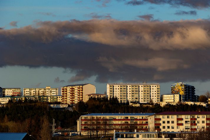 Ekið var á tvo ljósastaura í Breiðholti í gær.