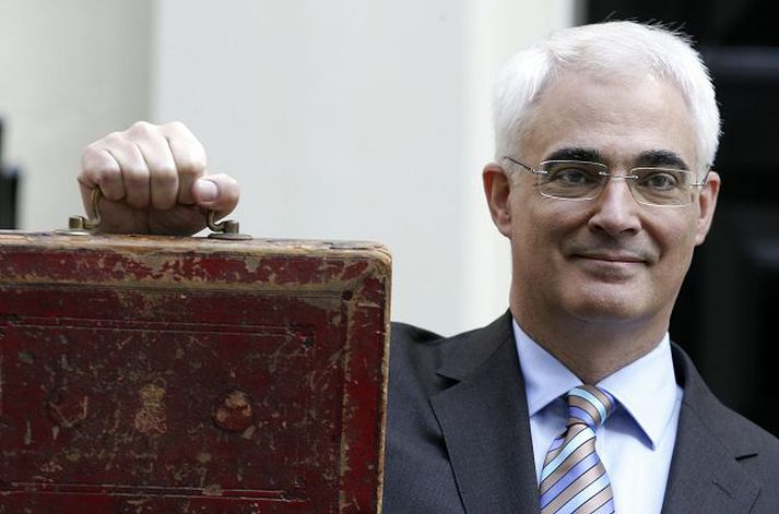 Fjárlögin kynnt. Alistair Darling þykir hafa verið of bjartsýnn þegar hann sagði breskt efnahagslíf líklega dragast saman um 3,5 prósent á árinu. Fréttablaðið/AP