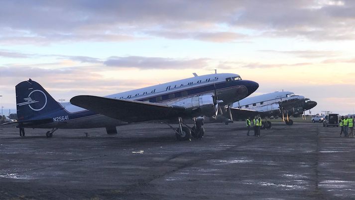 Þristurinn "Liberty" á Reykjavíkurflugvelli að kvöldi 20. maí. Hann er núna fyrstur til að snúa til baka aftur til Bandaríkjanna.