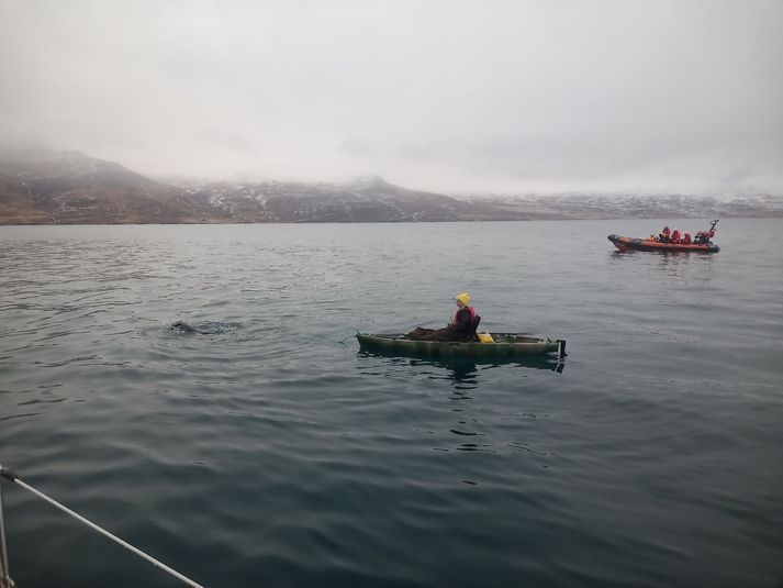 Sigurgeir að synda og Sóley Gísladóttir á kayaknum.