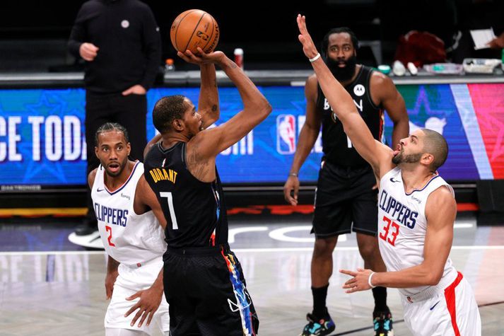 Kevin Durant með skot í leiknum gegn LA Clippers í nótt.