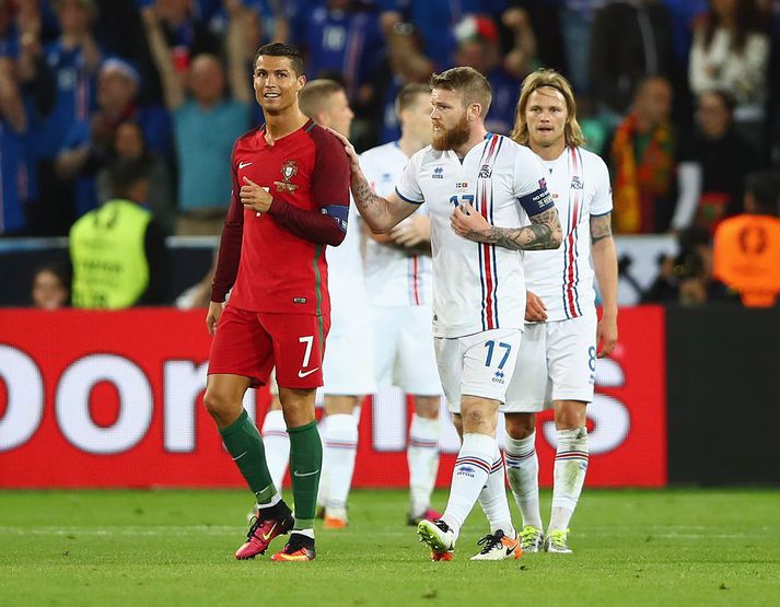 Cristiano Ronaldo varð ekki við beiðni Arons Einars Gunnarssonar um treyjuskipti, á EM 2016, og fær líklega enga slíka beiðni frá Akureyringnum á morgun.