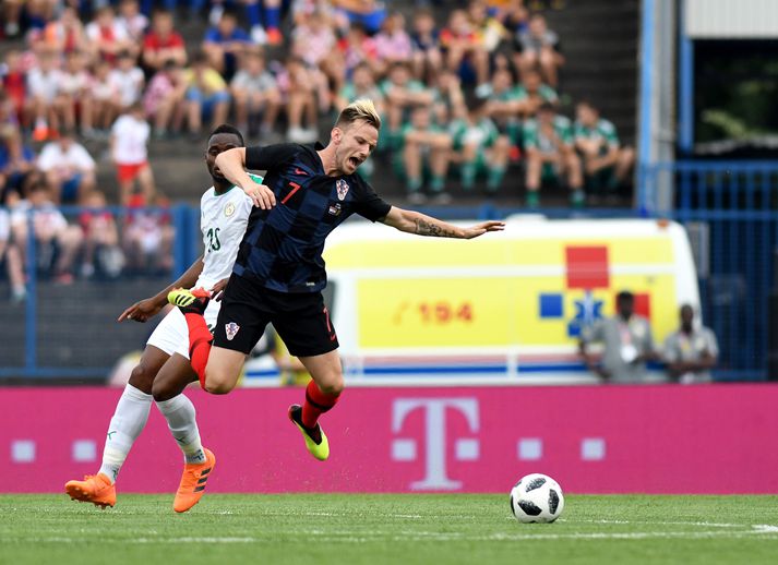 Ivan Rakitic í baráttunni gegn Senegal í kvöld.