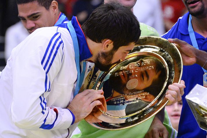 Nikola Karabatic, besti leikmaður EM, með bikarinn eftir sigur Frakka.