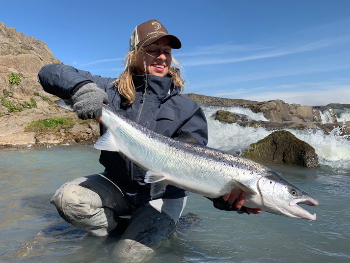 Harpa Hlín hjá Iceland Outfitters með stórlax í gær úr Þjórsá.