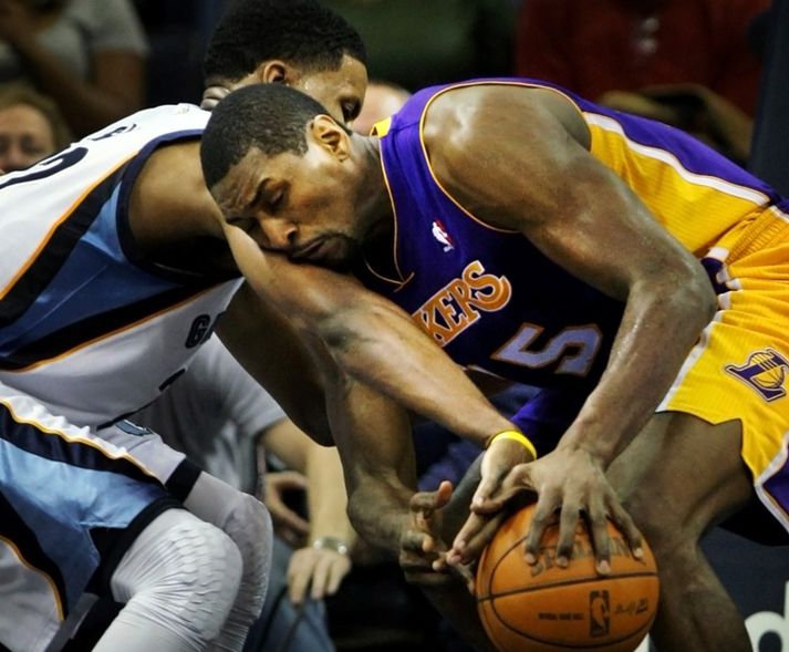 Rudy Gay stoppar hér Ron Artest. Hann varði síðasta skot leiksins frá Artest. Nordic Photos/AP