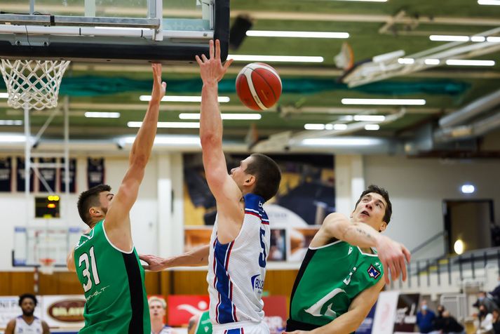 Keflvíkingurinn Jaka Brodnik reynir skot í fyrri leiknum á móti Njarðvík en til varnar eru Njarðvíkingarnir Nicolas Richotti og Mario Matasovic.