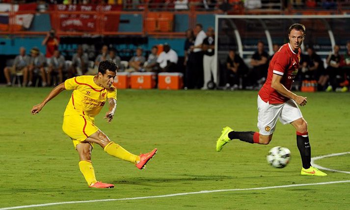 Coutinho reynir skot í leiknum gegn Manchester United í nótt.