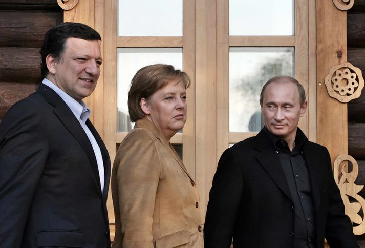 Portúgalinn Jose Manual Barroso, Angela Merkel og Vladimir Putin eftir fundinn í dag.