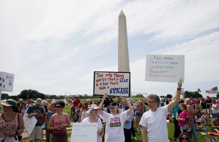 Mótmælendur sýndu andúð sína á Trump forseta í Sannleiksgöngu í Washington og fleiri borgum í gær.