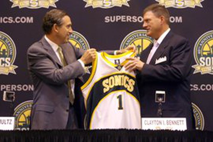 Clay Bennett og Howard Schultz ganga hér frá samningum