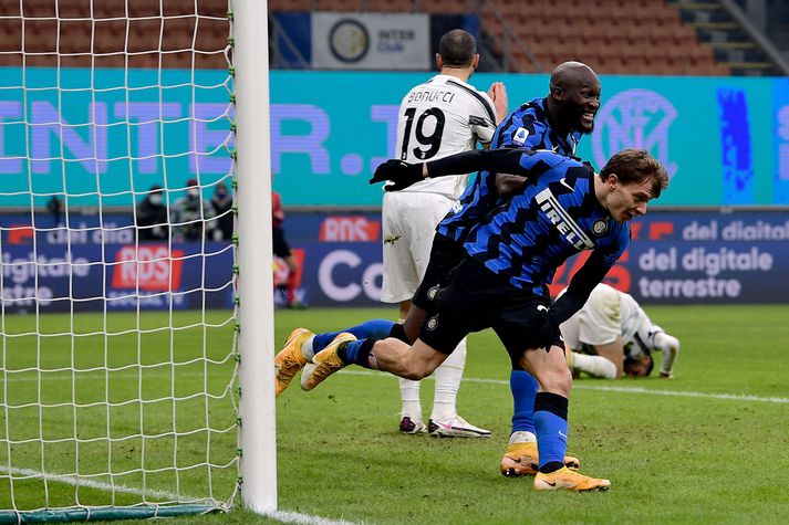 Nicolo Barella og Romelu Lukaku eftir að sá fyrrnefndi kom Inter í 2-0 gegn Juventus.