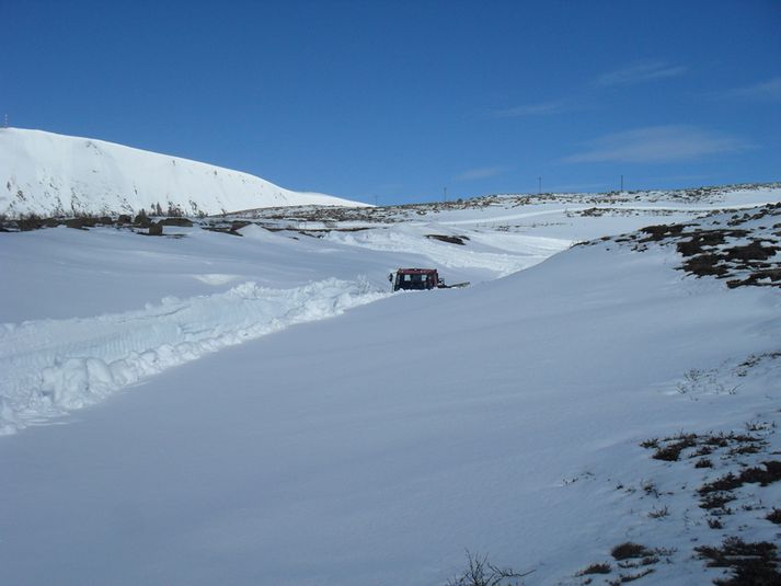 Páll Ríkharðsson mokaði snjó úr lautinni á Kötluvelli á þriðjudaginn.