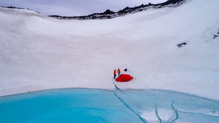 Nafnarnir Tómas og Tómas Ari stóðust ekki mátið og tjölduðu ofan í gíg Herðubreiðar. Með þetta hálffrosna gígvatn er tjaldstæðið án efa með þeim flottustu á Íslandi segir Tómas Guðbjartsson.