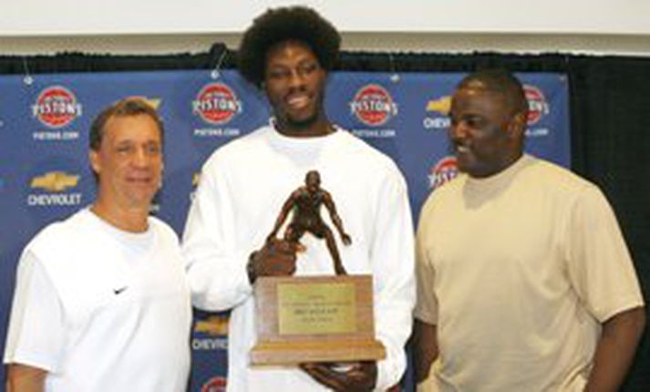 Útlit er fyrir að þessir þrír vinni áfram saman á næsta ári. Joe Dumars, forseti Detroit (th) ætlar að reyna að ná samningum við Ben Wallace og hefur ekki í hyggju að reka Flip Saunders (tv) þó ekki hafi gengið vel í úrslitakeppninni í ár