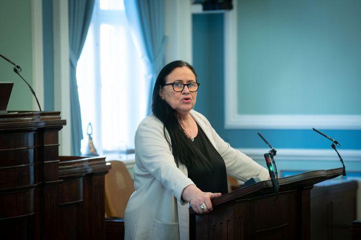 Inga Sæland, formaður Flokks fólksins, missti þolinmæðina í stærsta ræðupúlti landsins í fyrirspurnartíma á þingi nú rétt í þessu. Og hreytti ókvæðisorðum að Hildi Sverrisdóttur þingflokksformanns Sjálfstæðisflokksins sem spurði hana út í styrkjamálið.