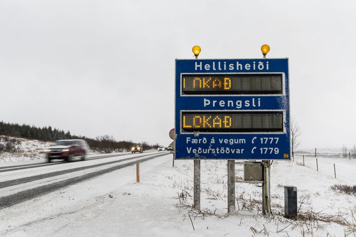 Vegirnir um Hellisheiði og Þrengsli eru báðir lokaðir.