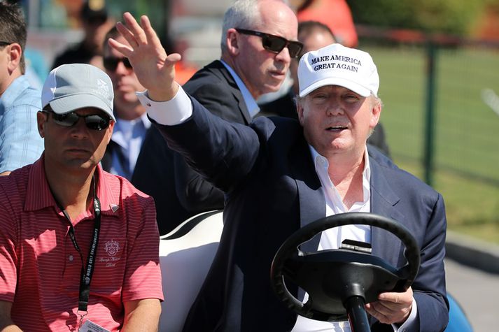 Trump fer á golfbílnum þar sem Trump vill fara.