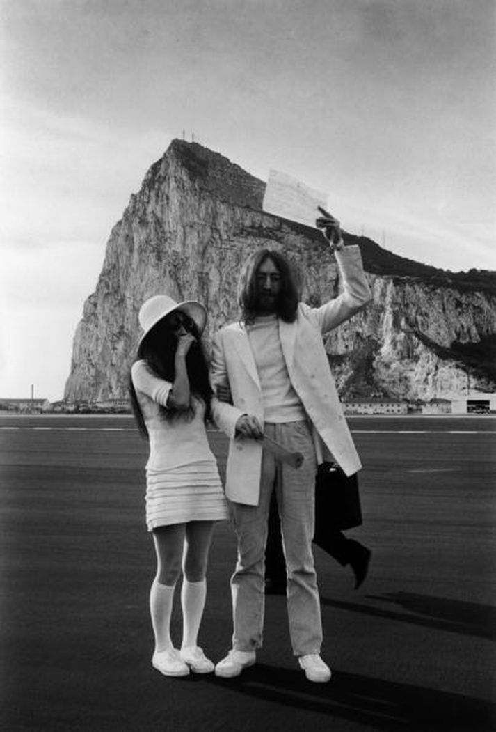 John Lennon og Yoko Ono, bæði klædd í hvítt, eftir brúðkaup þeirra í Gibraltar, 20. mars 1969.