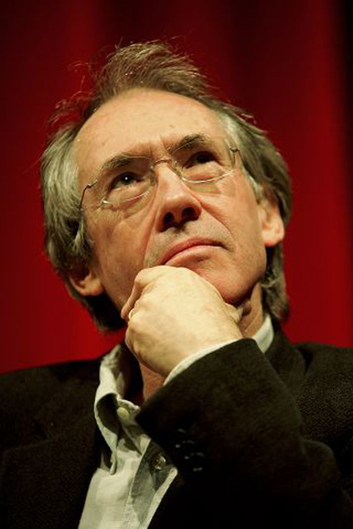 Hvað er hann að spá? Rithöfundurinn Ian McEwan er með nýja bók í smíðum.