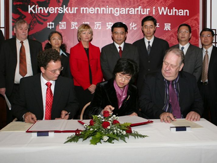 Ómar Stefánsson, Liam Peng og Gunnar I. Birgisson ásamt öðrum fulltrúm Kópavogs og Wuhan við undirritunina árið 2007.