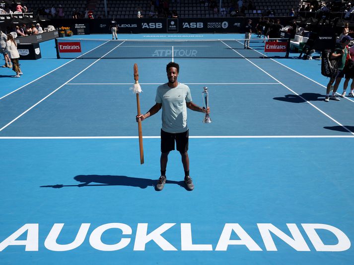 Monfils með verðlaunin sem hann hlaut fyrir sigurinn í Auckland, meðal annars forláta spjót.