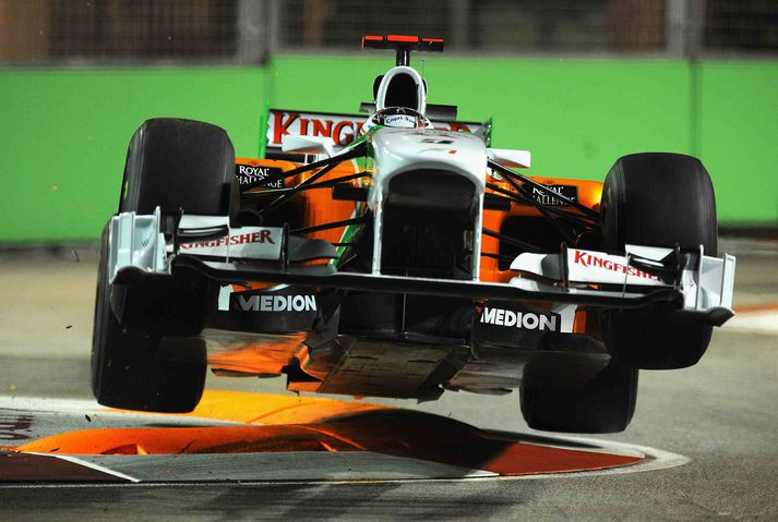 Adrian Sutil á Force India tekur flugið í Singapúr í dag.