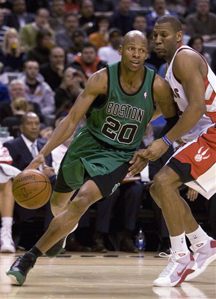 Ray Allen hitti öllum fimm þristum sínum í fyrri hálfleik