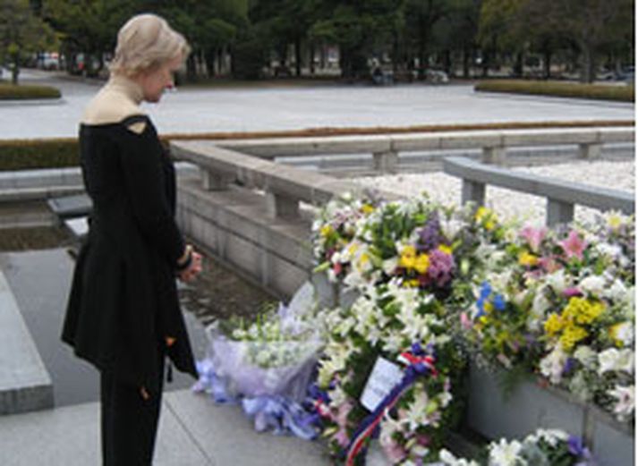 Valgerður Sverrisdóttir, utanríkisráðherra, við minnismerkið í Hiroshima