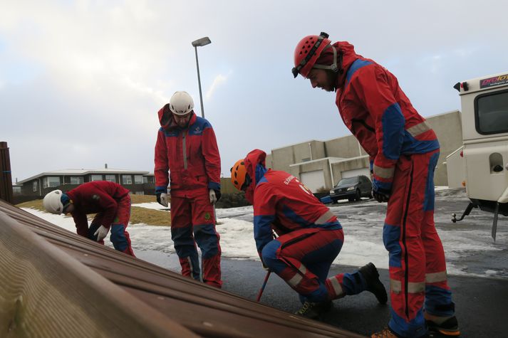 Björgunarsveitarmenn að störfum í Salahverfinum í Kópavogi í morgun.