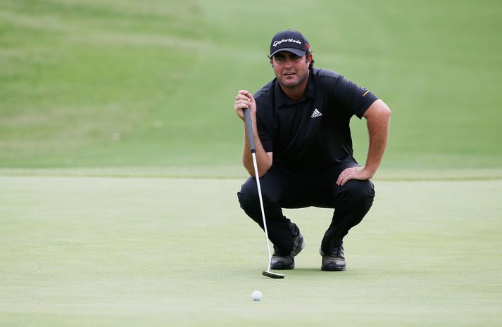 Steven Bowditch undirbýr hér pútt á fyrstu holu.