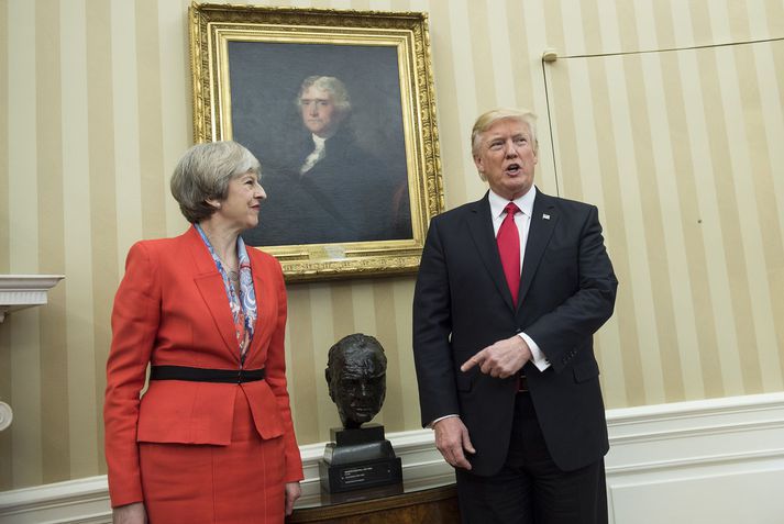 Theresa May heimsótti Donald Trump í Hvíta húsið í upphafi síðasta árs. Hér má sjá þau með brjóstmynd af hinum breska Winston Churchill.