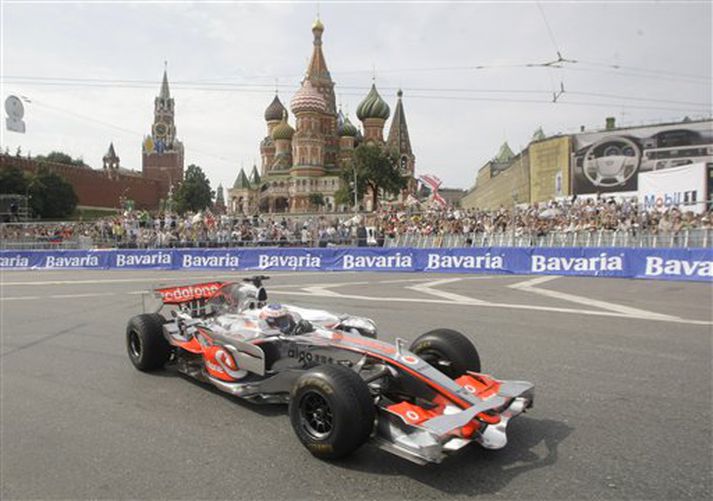 Jenson  Button hefur komið víða við á ferlinum og sést hér aka í sýningarakstri í miðborg Moskvu í júlí.