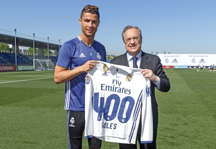 Florentino Perez, forseti Real Madrid, afhenti Ronaldo þessa treyju á æfingasvæði Real Madrid í morgun í tilefni af því að hann hefur skorað 400 mörk fyrir félagið.