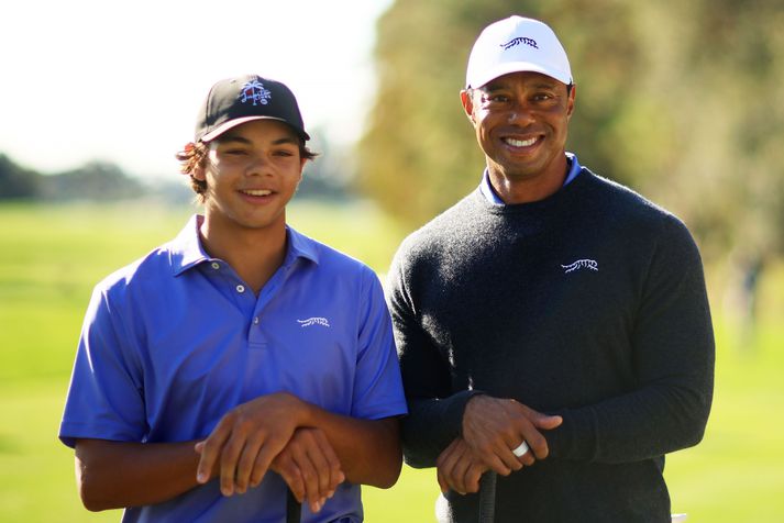 Tiger Woods og sonur hans Charlie Woods stilltu sér upp áður en þeir hófu leik á PNC feðgamótinu á Flórída.