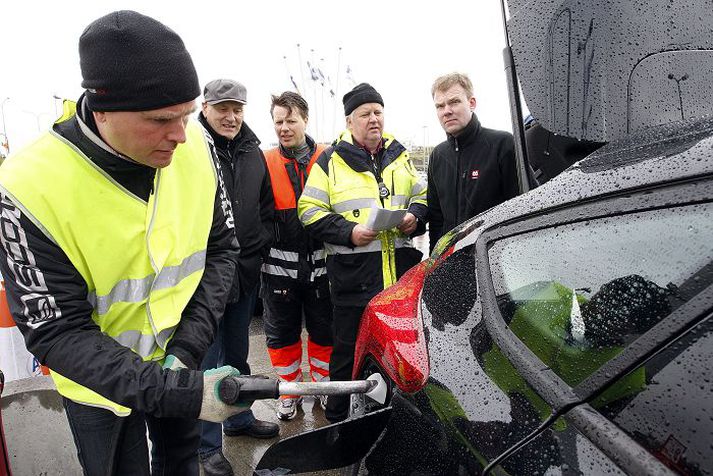 Farið var eftir öllum kúnstarinnar reglum þegar fyllt var á eldsneytistankana.Fréttablaðið/Stefán