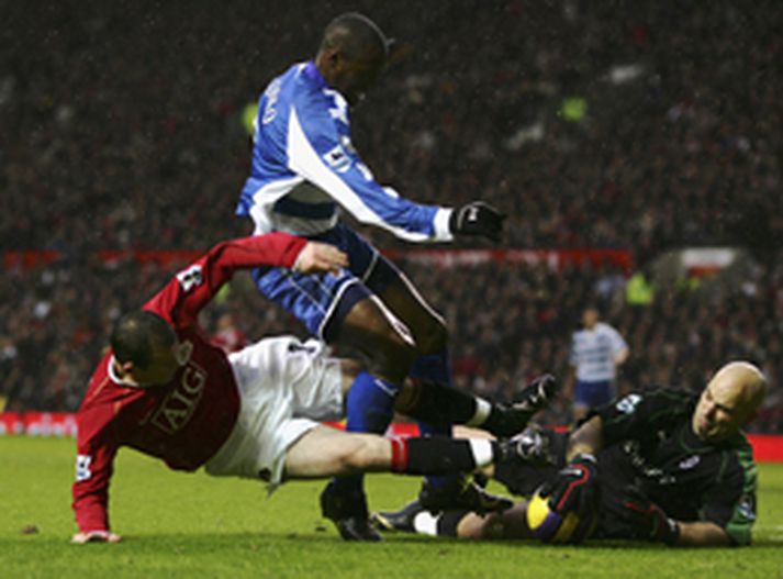 Wayne Rooney sækir hér að leikmönnum Reading í leiknum á Old Trafford í dag.