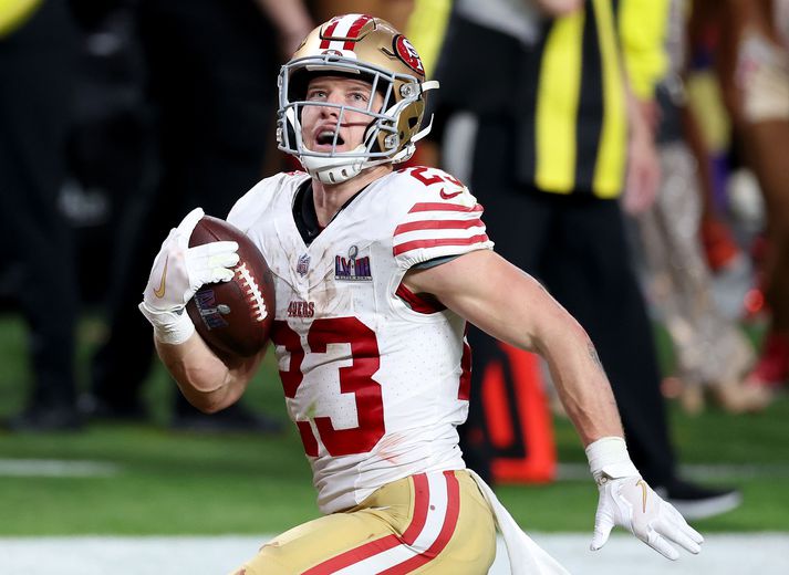 Christian McCaffrey á fullri ferð með boltann þegar San Francisco 49ers spilaði i síðasta Super Bowl.