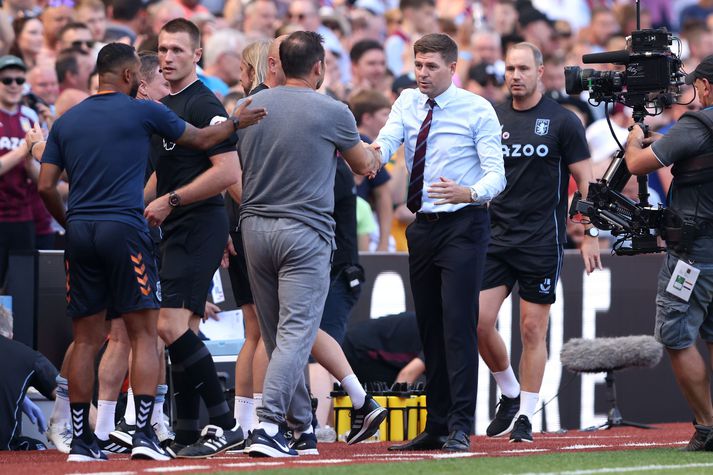 Gerrard og Lampard takast í hendur eftir leikslok á Villa Park í dag. 