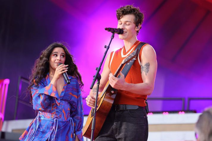 Camila Cabello og Shawn Mendes á tónleikum um haustið árið 2021. Tveimur mánuðum síðar hættu þau saman en nú virðist vera kviknað í ástarglæðunum að nýju.